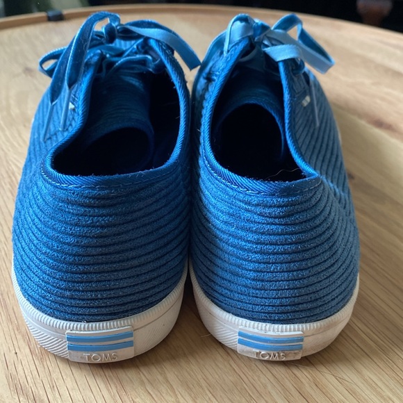 TOMS teal corduroy tennis shoes sneakers. Ribbon laces. Size US 8.5. CUTE!! - Picture 3 of 7